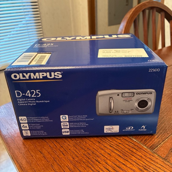 Olympus D-425 Digital Camera in Blue Packaging